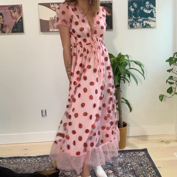 Strawberry dress - Picture 3 of 5